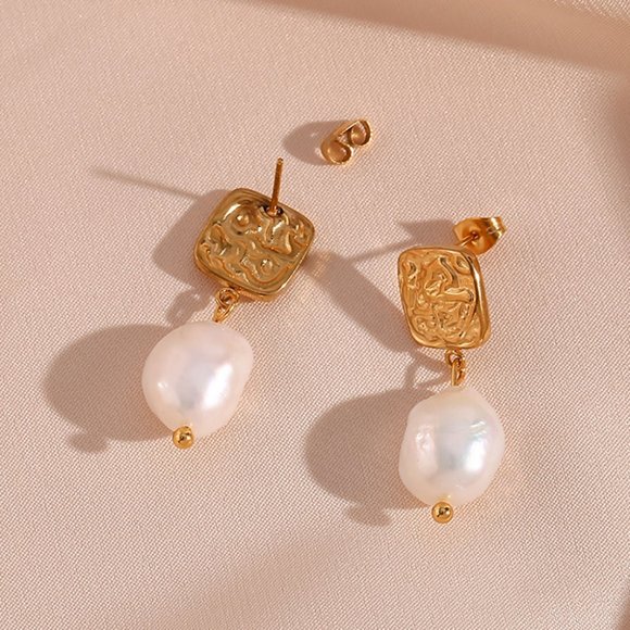 Vintage Square Hammered Texture Fresh Water Pearl 18K Gold Plated Earrings - Picture 7 of 8